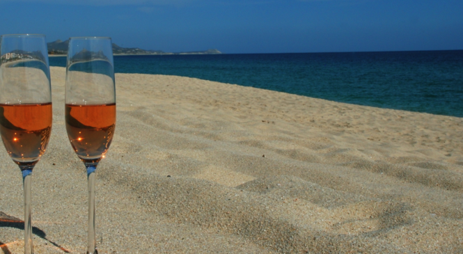 Come è il vino dell’estate? Rosa e spumeggiante!