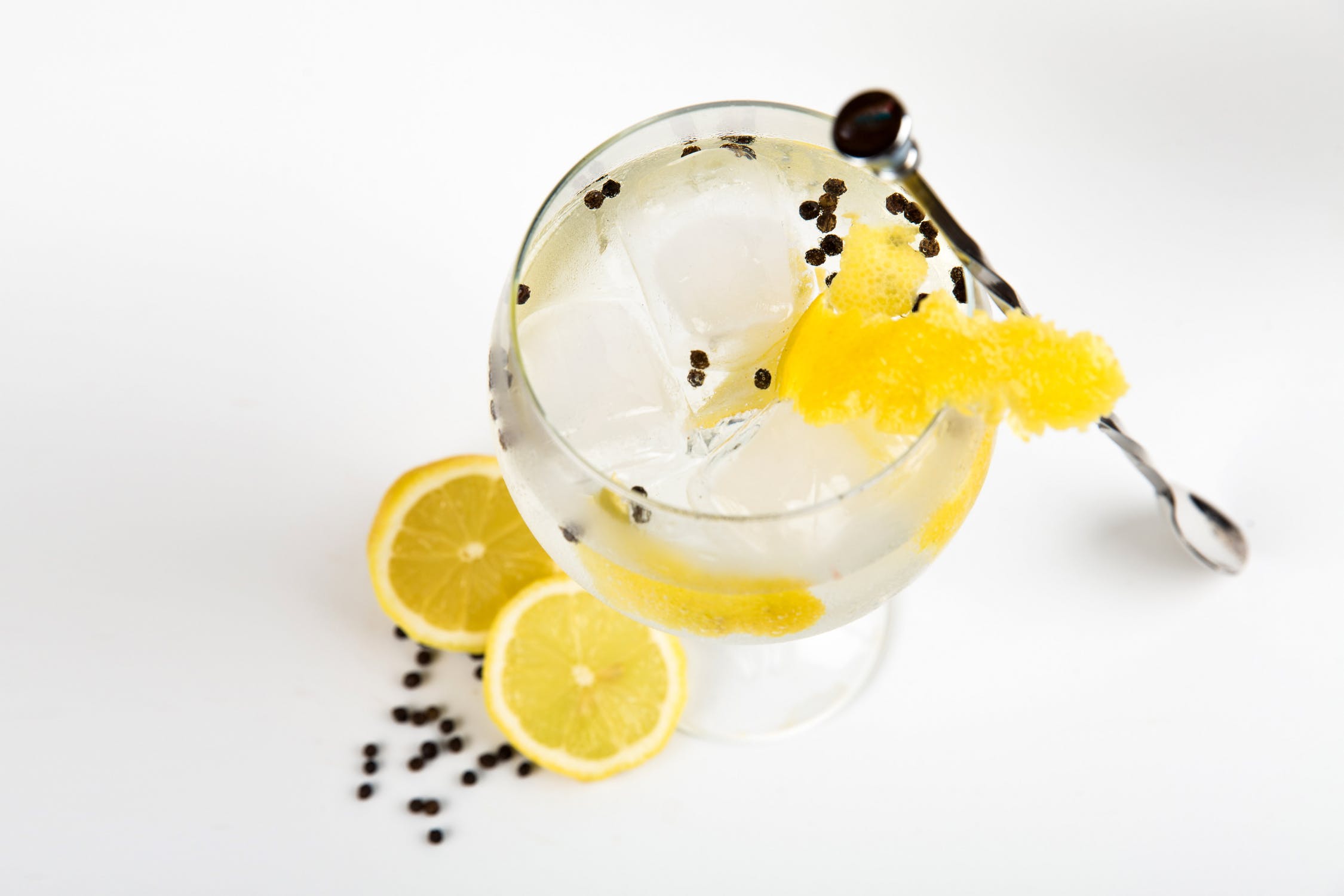 GIN E ACQUA TONICA: DA MEDICINA PER LA MALARIA A COCKTAIL